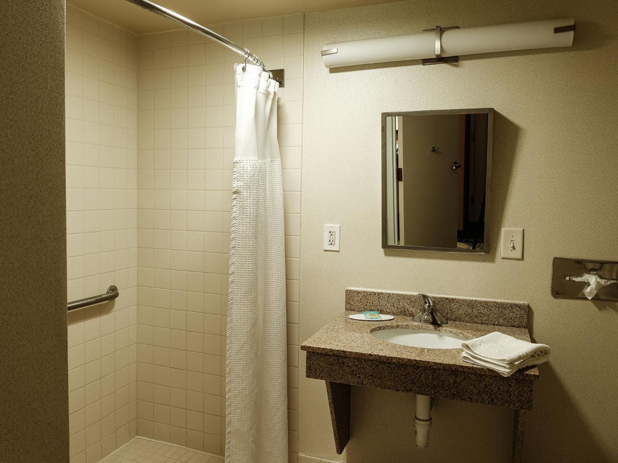 Queen Room with Two Queen Beds - Disability Access with Bath Tub